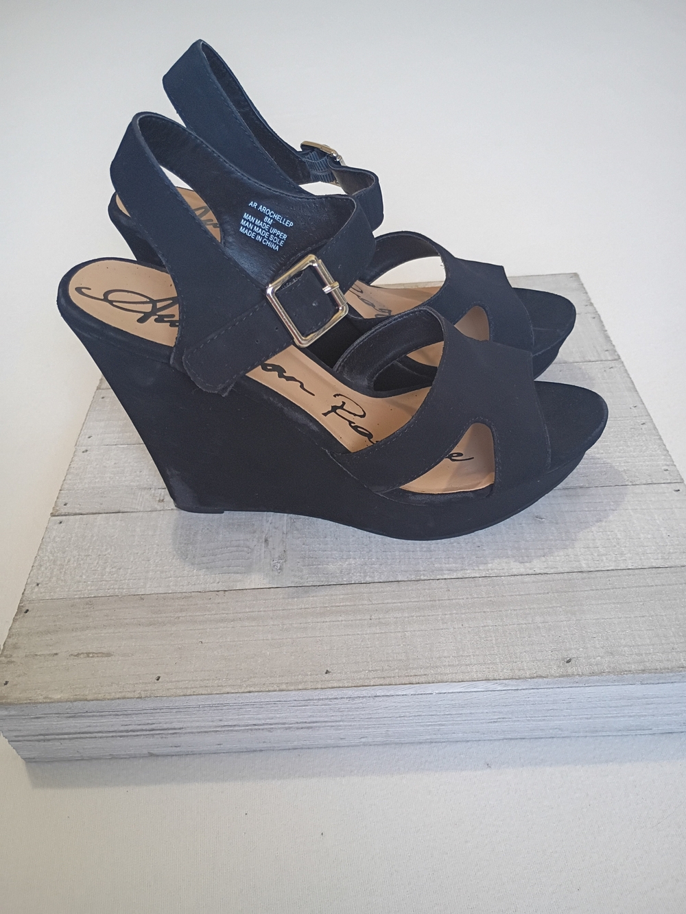 American Rag Black Wedge Sandals Size 8M Strappy Buckle Platform Heels Scuffs